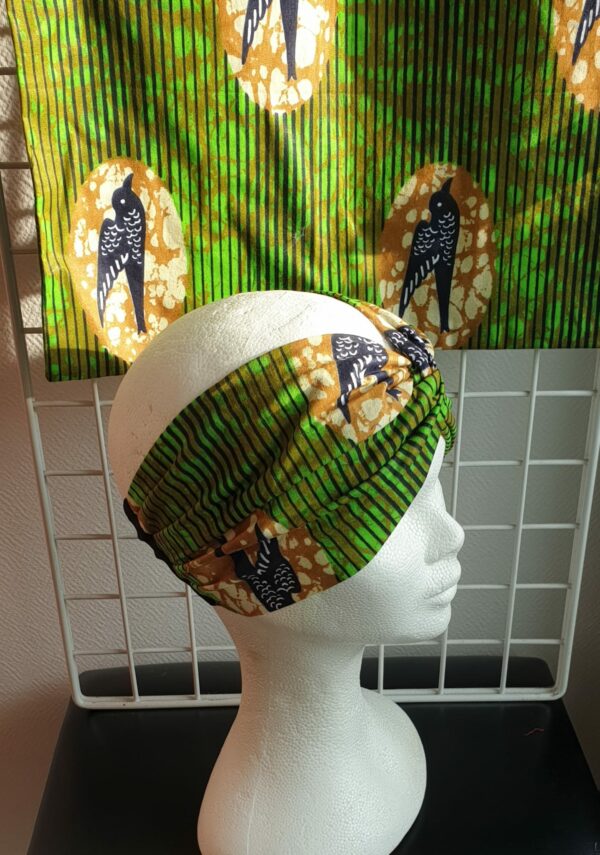 14.5Bandeau en tissu Wax et Madras aux couleurs orangées et verdoyantes sur une combinaison de deux pièces. Confectionné par Anjero Création.