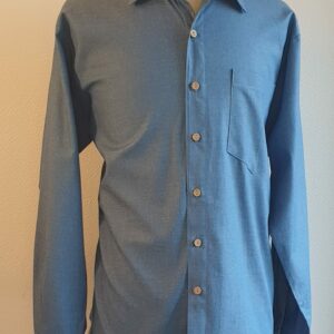 15.1Chemise homme en bleu. Tissu Chambray tout en coton. La coupe soigneusement ceintrée près du corps est accompagnée d'un col boutonné sur le devant. Les boutons sont en bois coco. Taille : S, M, L, XL, XXL. La fabrication est française imaginée et conçue à Paris par AnjéroCréation. Prix : 59.95€.
