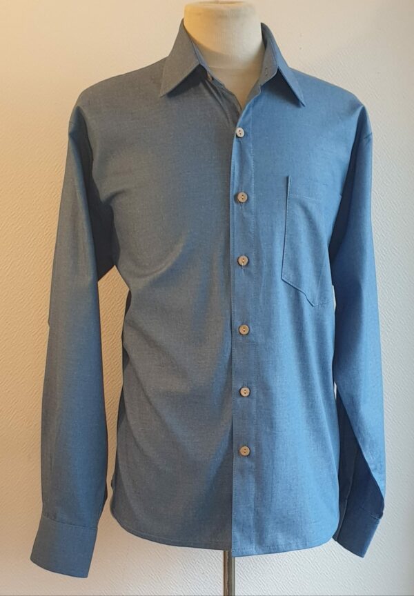 15.1Chemise homme en bleu. Tissu Chambray tout en coton. La coupe soigneusement ceintrée près du corps est accompagnée d'un col boutonné sur le devant. Les boutons sont en bois coco. Taille : S, M, L, XL, XXL. La fabrication est française imaginée et conçue à Paris par AnjéroCréation. Prix : 59.95€.