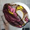 15.2Bandeau en tissu Wax sur une décoration évoquant des ombres alignées sur un fond tricolor. Dimension : 38cm sur 41cm. Confectionné par Anjero Création.
