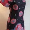 4.3Robe tissu africain. Très belle coupe droite. Fermeture éclaire au dos. Manches courtes. Taille 40. Pièce unique.