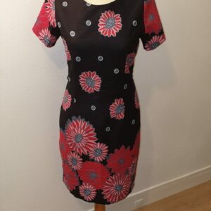4.1Robe tissu africain. Très belle coupe droite à manches courtes avec en décor des tournessoles colorés sur fond noir . Une Fermeture éclaire soigneusement posée sur le dos de la robe facilitera sa tenue. Une seule taille est proposée. La pièce est unique.