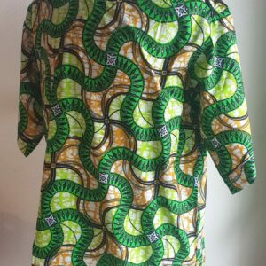 6.1Chemise en tissu coton wax assortie d'un imprimé en guirlandes couleur sapin. Ce modèle est conçu en manches courtes. Une fermeture éclaire subtile est ajoutée sur l'épaule gauche. Taille unique. Ce produit est entièrement confectionné, en série limitée, par Anjero. Prix : 39.95€.