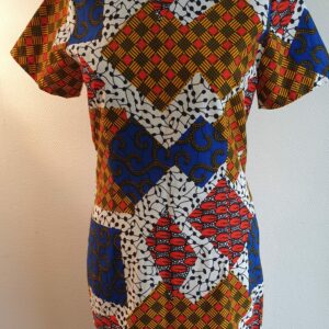 6.1Robe en tissu Wax africain. Très belle coupe droite avec en décor des figures géométriques évoquant des losanges multicolores . Fermeture éclaire au dos. Manches courtes. Pièce unique. Prix : 29.95€.