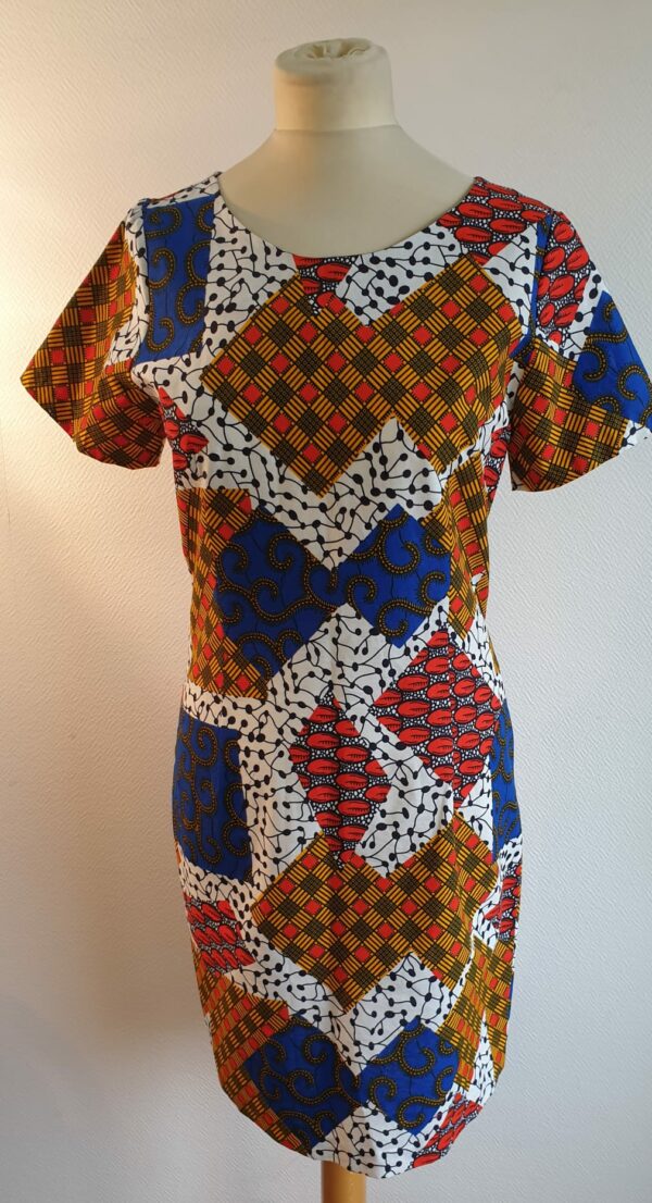 6.1Robe en tissu Wax africain. Très belle coupe droite avec en décor des figures géométriques évoquant des losanges multicolores . Fermeture éclaire au dos. Manches courtes. Pièce unique. Prix : 29.95€.