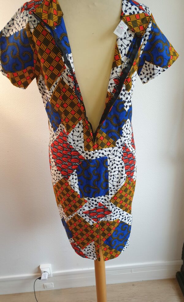 6.2Robe en tissu Wax africain. Très belle coupe droite avec en décor des figures géométriques évoquant des losanges multicolores . Fermeture éclaire au dos. Manches courtes. Pièce unique.