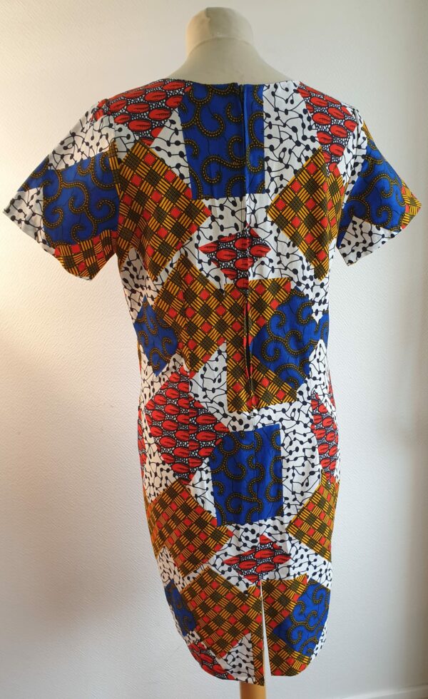 6.3Robe en tissu Wax africain. Très belle coupe droite avec en décor des figures géométriques évoquant des losanges multicolores . Fermeture éclaire au dos. Manches courtes. Pièce unique.