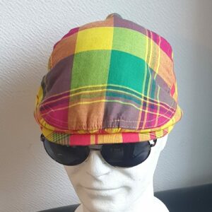 67.1Béret Madras cent pour cent coton aux couleurs vivifiantes sur un tissu consolidé entièrement doublé. La doublure a été soigneusement posée en satin pour un confort optimal. Taille unique mais réglable et extensible à l'arrière. Ce produit est une création artisanale modestement confectionné par Anjero. Prix : 27,50€.
