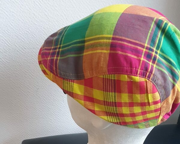 67.2Béret Madras cent pour cent coton aux couleurs vivifiantes sur un tissu consolidé entièrement doublé. La doublure a été soigneusement posée en satin pour un confort optimal. Taille unique mais réglable et extensible à l'arrière. Ce produit est une création artisanale modestement confectionné par Anjero.
