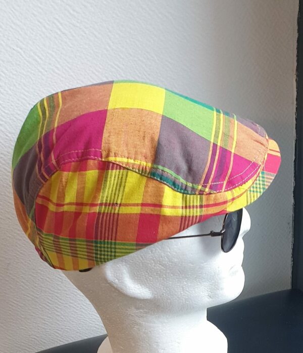 67.3Béret Madras cent pour cent coton aux couleurs vivifiantes sur un tissu consolidé entièrement doublé. La doublure a été soigneusement posée en satin pour un confort optimal. Taille unique mais réglable et extensible à l'arrière. Ce produit est une création artisanale modestement confectionné par Anjero.