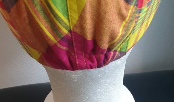 67.4Béret Madras cent pour cent coton aux couleurs vivifiantes sur un tissu consolidé entièrement doublé. La doublure a été soigneusement posée en satin pour un confort optimal. Taille unique mais réglable et extensible à l'arrière. Ce produit est une création artisanale modestement confectionné par Anjero.