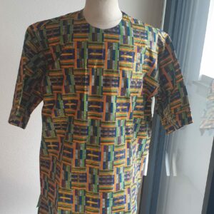 7.1Chemise en tissu coton wax assortie d'un imprimé sur des apparences de figures linéaires et géométriques avec de jolies couleurs savanières. Ce modèle est conçu en manches courtes. Une fermeture éclaire à bout fermé subtilement dissimulée est ajoutée sur l'épaule gauche. Elle est faite de nylon souple et d'une tête de fermeture à glissière en métal, solide et durable. La dent de la fermeture à glissière est lisse et ne s'accroche pas, ajoutant ainsi, une touche attractive et supplémentaire à la confection. Taille unique. Ce produit est entièrement confectionné, en série limitée, par Anjero. Prix : 39,95€.
