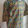 7.2Chemise en tissu coton wax assortie d'un imprimé sur des apparences de figures linéaires et géométriques avec de jolies couleurs savanières. Ce modèle est conçu en manches courtes. Une fermeture éclaire à bout fermé subtilement dissimulée est ajoutée sur l'épaule gauche. Elle est faite de nylon souple et d'une tête de fermeture à glissière en métal, solide et durable. La dent de la fermeture à glissière est lisse et ne s'accroche pas, ajoutant ainsi, une touche attractive et supplémentaire à la confection. Taille unique. Ce produit est entièrement confectionné, en série limitée, par Anjero.