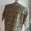 7.3Chemise en tissu coton wax assortie d'un imprimé sur des apparences de figures linéaires et géométriques avec de jolies couleurs savanières. Ce modèle est conçu en manches courtes. Une fermeture éclaire à bout fermé subtilement dissimulée est ajoutée sur l'épaule gauche. Elle est faite de nylon souple et d'une tête de fermeture à glissière en métal, solide et durable. La dent de la fermeture à glissière est lisse et ne s'accroche pas, ajoutant ainsi, une touche attractive et supplémentaire à la confection. Taille unique. Ce produit est entièrement confectionné, en série limitée, par Anjero.