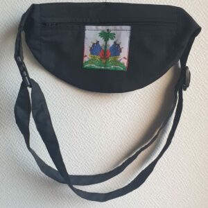74.1Bumbag en coton de couleur noire pour randonnée, voyage, course à pied etc... Équipé d'une ceinture et d'une bandoulière réglables. Boucle à dégagement rapide facile à utiliser. Deux poches, sur le dessus et en latéral, dont chacune munie d'une fermeture éclaire à glissières avec butée et blocage par curseur. Dimention : 28cm * 14cm. Taille unique.  Confectionnée en atelier à Paris par AnjeroCréation. Prix : 35€.