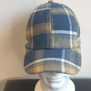 2.1Casquette Base-ball sport en bleu-jaune avec des motiffs en forme de carreaux. Tissu viscose-laine agréable à porter, sur un style classique nouvelle tendance. Extensible car réglable par boucle de serrage à l'arrière. Taille unique mais pouvant s'ajuster. Prix : 19,95€