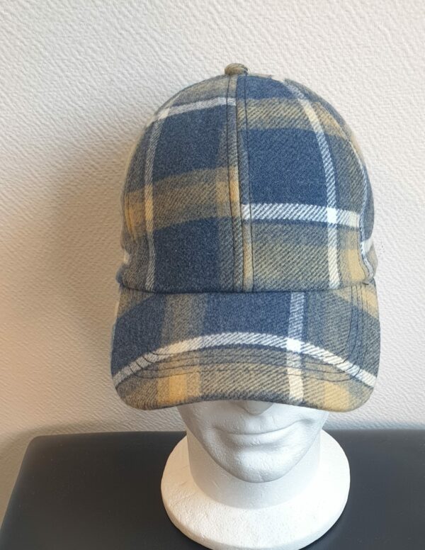 2.1Casquette Base-ball sport en bleu-jaune avec des motiffs en forme de carreaux. Tissu viscose-laine agréable à porter, sur un style classique nouvelle tendance. Extensible car réglable par boucle de serrage à l'arrière. Taille unique mais pouvant s'ajuster. Prix : 19,95€