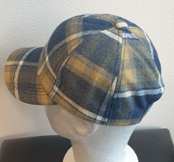 2.2Casquette Base-ball sport en bleu-jaune avec des motiffs en forme de carreaux. Tissu viscose-laine agréable à porter, sur un style classique nouvelle tendance. Extensible car réglable par boucle de serrage à l'arrière. Taille unique
