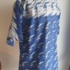 9.2Chemise en tissu coton wax assortie d'un imprimé montrant des formes de vagues océaniques sur fond bleu et inversé sur fond blanc. Ce modèle est conçu en manches courtes. Une fermeture éclaire à bout fermé subtilement dissimulée est ajoutée sur l'épaule gauche. Elle est faite de nylon souple et d'une tête de fermeture à glissière en métal, solide et durable. La dent de la fermeture à glissière est lisse et ne s'accroche pas, ajoutant ainsi, une touche attractive et supplémentaire à la confection. Taille unique. Ce produit est entièrement confectionné en atelier, en série limitée, par AnjeroCréation.