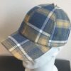 2.3Casquette Base-ball sport en bleu-jaune avec des motiffs en forme de carreaux. Tissu viscose-laine agréable à porter, sur un style classique nouvelle tendance. Extensible car réglable par boucle de serrage à l'arrière. Taille unique