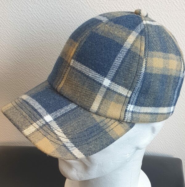 2.3Casquette Base-ball sport en bleu-jaune avec des motiffs en forme de carreaux. Tissu viscose-laine agréable à porter, sur un style classique nouvelle tendance. Extensible car réglable par boucle de serrage à l'arrière. Taille unique