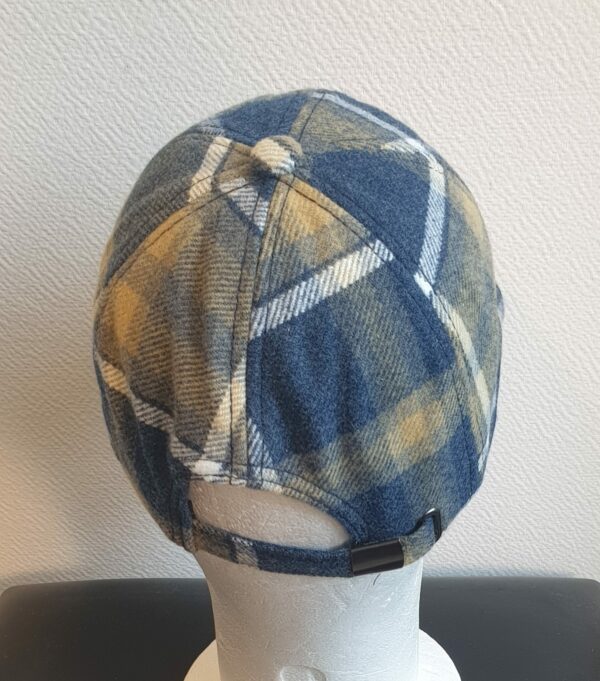 2.4Casquette Base-ball sport en bleu-jaune avec des motiffs en forme de carreaux. Tissu viscose-laine agréable à porter, sur un style classique nouvelle tendance. Extensible car réglable par boucle de serrage à l'arrière. Taille unique