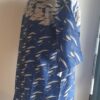 9.4Chemise en tissu coton wax assortie d'un imprimé montrant des formes de vagues océaniques sur fond bleu et inversé sur fond blanc. Ce modèle est conçu en manches courtes. Une fermeture éclaire à bout fermé subtilement dissimulée est ajoutée sur l'épaule gauche. Elle est faite de nylon souple et d'une tête de fermeture à glissière en métal, solide et durable. La dent de la fermeture à glissière est lisse et ne s'accroche pas, ajoutant ainsi, une touche attractive et supplémentaire à la confection. Taille unique. Ce produit est entièrement confectionné en atelier, en série limitée, par AnjeroCréation.