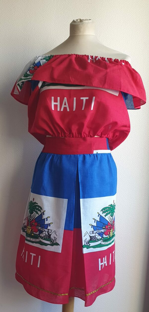 1.1Ensemble de couleur rouge et bleu orné du drapeau haïtien. Cet ensemble se compose de deux pièces que sont la jupe élastique à la taille et le corsage. Existe en taille : S, M, L, XL. Entièrement conçu et réalisé par AnjeroCréation à Paris. Prix : 119.90€