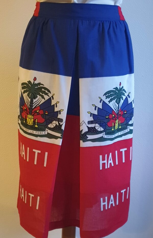 1.1Jupe longue en rouge et bleue avec de chaque côtés le drapeau haïtien. Un grand pli creux suivi des fronces se dessine à l'avant et l'arrière de ce modèle entièrement conçu et réalisé par les ateliers AnjeroCréation à Paris. Taille : S,M, L, XL, XXL. Prix : 79.59€