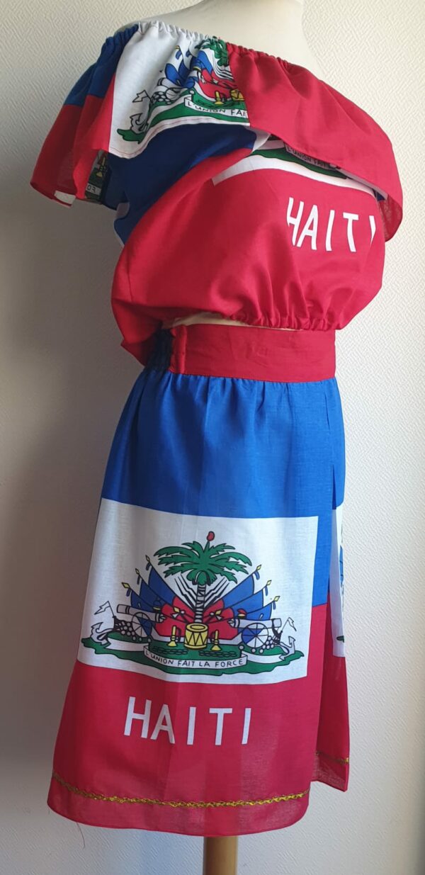 1.2Ensemble de couleur rouge et bleu orné du drapeau haïtien. Cet ensemble se compose de deux pièces que sont la jupe élastique à la taille et le corsage, Entièrement conçu et réalisé par AnjeroCréation à Paris.