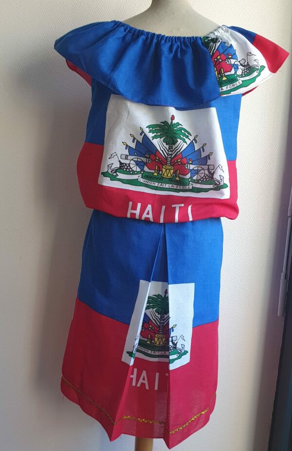 1.3Ensemble de couleur rouge et bleu orné du drapeau haïtien. Cet ensemble se compose de deux pièces que sont la jupe élastique à la taille et le corsage. Existe en taille : S, M, L, XL. Entièrement conçu et réalisé par AnjeroCréation à Paris.