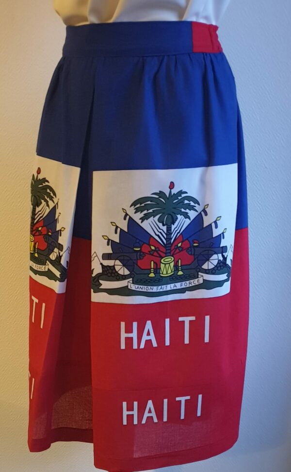 1.3Jupe longue en rouge et bleue avec de chaque côtés le drapeau haïtien. Un grand pli creux suivi des fronces se dessine à l'avant et l'arrière de ce modèle entièrement conçu et réalisé par les ateliers AnjeroCréation à Paris.