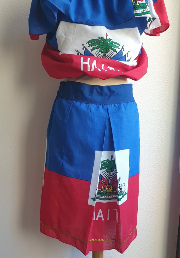 1.4Ensemble de couleur rouge et bleu orné du drapeau haïtien. Cet ensemble se compose de deux pièces que sont la jupe élastique à la taille et le corsage. Existe en taille : S, M, L, XL. Entièrement conçu et réalisé par AnjeroCréation à Paris.