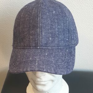 13.1Casquette Base-ball sport en bleu-marine et en forme unie. Tissu composé de polylaine sur un style classique nouvelle tendance. Possibilité d'extention du tour de tête car, réglable par boucle. Prix : 19,95€.