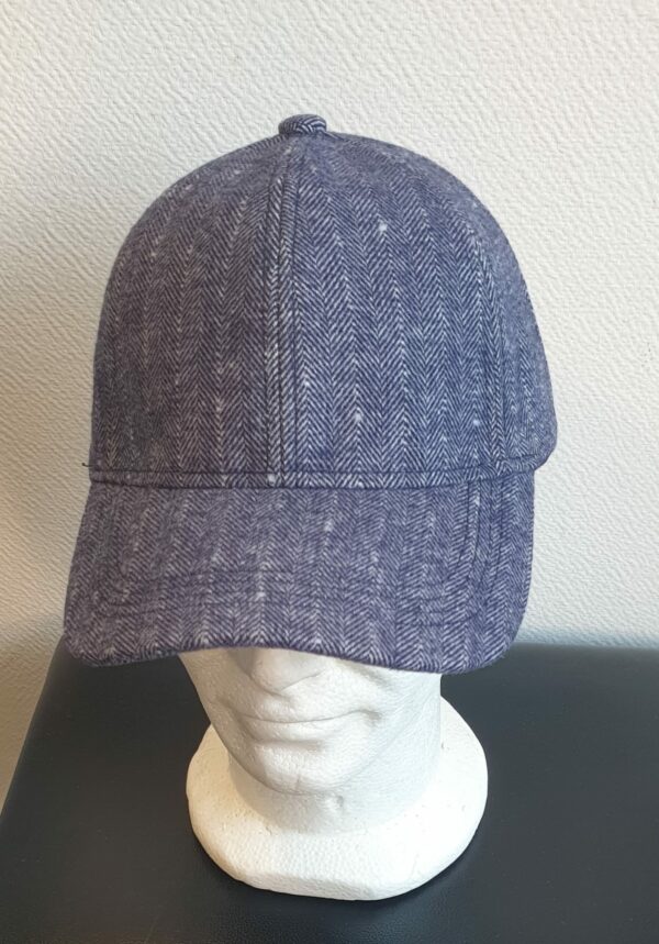 13.1Casquette Base-ball sport en bleu-marine et en forme unie. Tissu composé de polylaine sur un style classique nouvelle tendance. Possibilité d'extention du tour de tête car, réglable par boucle. Prix : 19,95€.