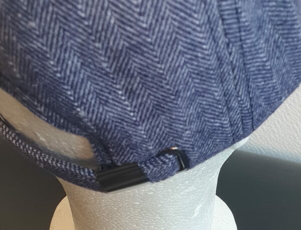 13.2Casquette Base-ball sport en bleu-marine et en forme unie. Tissu composé de polylaine sur un style classique nouvelle tendance. Possibilité d'extention du tour de tête car, réglable par boucle.