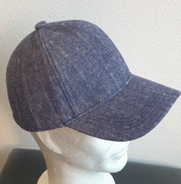 13.3Casquette Base-ball sport en bleu-marine et en forme unie. Tissu composé de polylaine sur un style classique nouvelle tendance. Possibilité d'extention du tour de tête car, réglable par boucle.