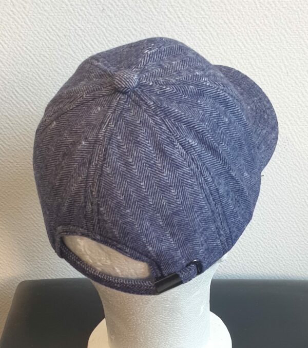 13.4Casquette Base-ball sport en bleu-marine et en forme unie. Tissu composé de polylaine sur un style classique nouvelle tendance. Possibilité d'extention du tour de tête car, réglable par boucle.