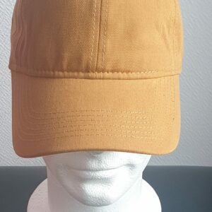 16.1Casquette base-ball tout en coton de couleur unie en un jaune moutarde. Ce couvre-chef est aussi réglable à l'arrière par un système de boucle facile à utiliser. Entièrement conçu et réalisé en chine. Prix : 19.95€.