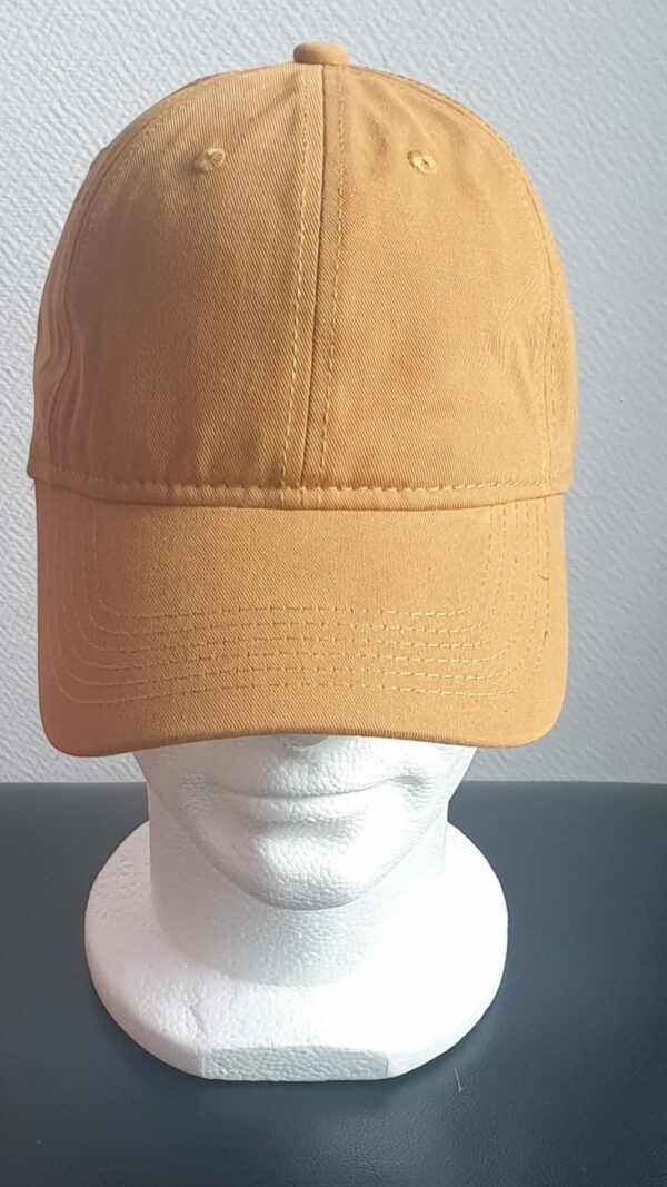 16.1Casquette base-ball tout en coton de couleur unie en un jaune moutarde. Ce couvre-chef est aussi réglable à l'arrière par un système de boucle facile à utiliser. Entièrement conçu et réalisé en chine. Prix : 19.95€.