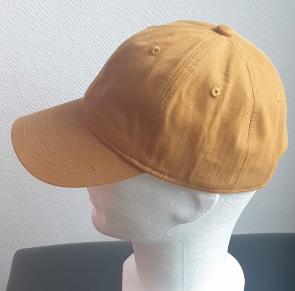 16.2Casquette base-ball tout en coton de couleur unie en un jaune moutarde. Ce couvre-chef est aussi réglable à l'arrière par un système de boucle facile à utiliser. Entièrement conçu et réalisé en chine.