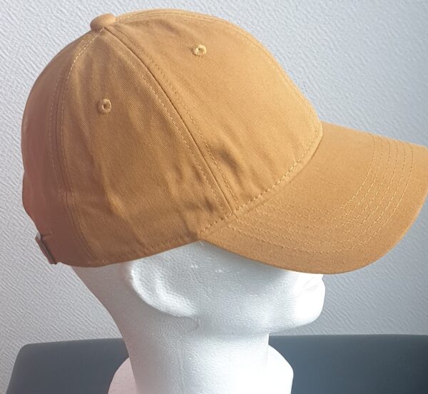 16.3Casquette base-ball tout en coton de couleur unie en un jaune moutarde. Ce couvre-chef est aussi réglable à l'arrière par un système de boucle facile à utiliser. Entièrement conçu et réalisé en chine.