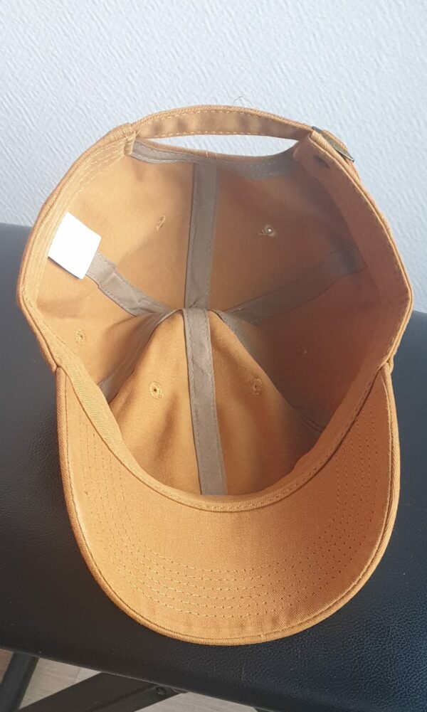 16.4Casquette base-ball tout en coton de couleur unie en un jaune moutarde. Ce couvre-chef est aussi réglable à l'arrière par un système de boucle facile à utiliser. Entièrement conçu et réalisé en chine.