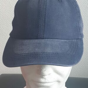 17.1Casquette base-ball tout en coton de couleur unie en un bleu délavé. Ce couvre-chef est aussi réglable à l'arrière par un système de boucle facile à utiliser. Entièrement conçu et réalisé en chine. Prix : 19.95€.