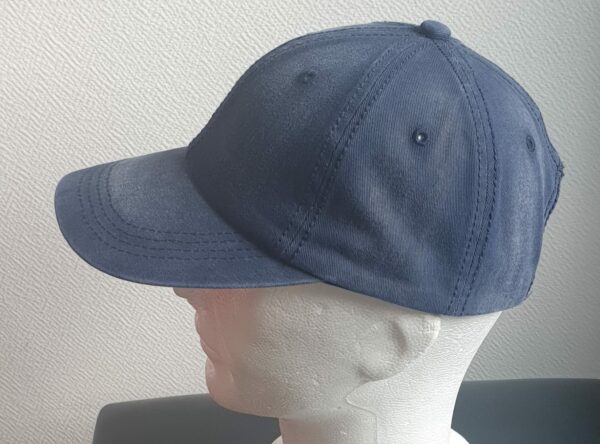 17.2Casquette base-ball tout en coton de couleur unie en un bleu délavé. Ce couvre-chef est aussi réglable à l'arrière par un système de boucle facile à utiliser. Entièrement conçu et réalisé en chine.