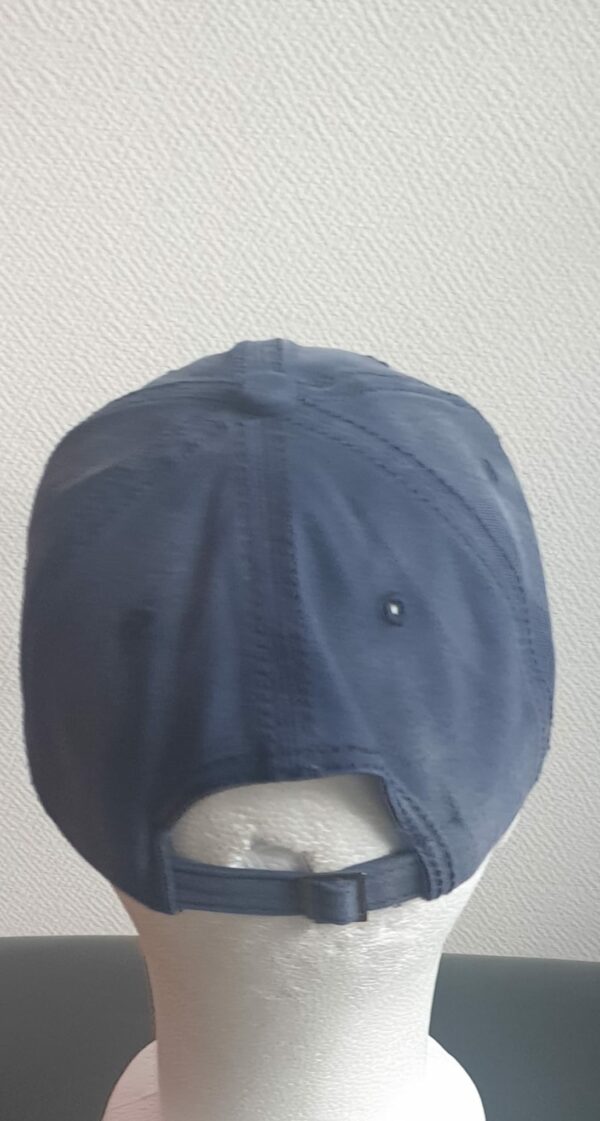 17.3Casquette base-ball tout en coton de couleur unie en un bleu délavé. Ce couvre-chef est aussi réglable à l'arrière par un système de boucle facile à utiliser. Entièrement conçu et réalisé en chine.