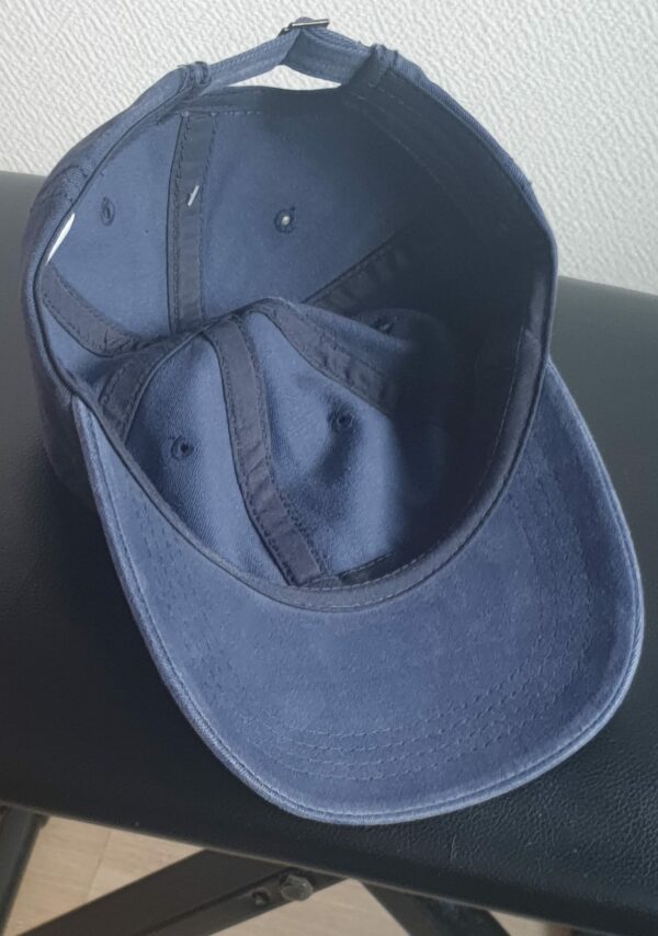 17.4Casquette base-ball tout en coton de couleur unie en un bleu délavé. Ce couvre-chef est aussi réglable à l'arrière par un système de boucle facile à utiliser. Entièrement conçu et réalisé en chine.