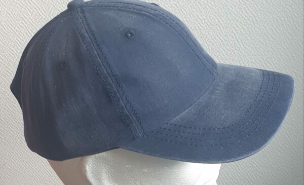 17.5Casquette base-ball tout en coton de couleur unie en un bleu délavé. Ce couvre-chef est aussi réglable à l'arrière par un système de boucle facile à utiliser. Entièrement conçu et réalisé en chine.