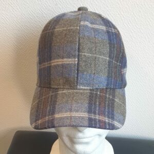 18.1Casquette Base-ball sport en ornée de carreaux vert-gris. Tissu en polylaine sur un style classique nouvelle tendance.  Possibilité d'extention du tour de tête car, réglable par boucle. Prix : 19,95€.