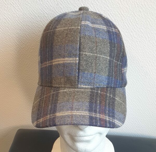 18.1Casquette Base-ball sport en ornée de carreaux vert-gris. Tissu en polylaine sur un style classique nouvelle tendance.  Possibilité d'extention du tour de tête car, réglable par boucle. Prix : 19,95€.